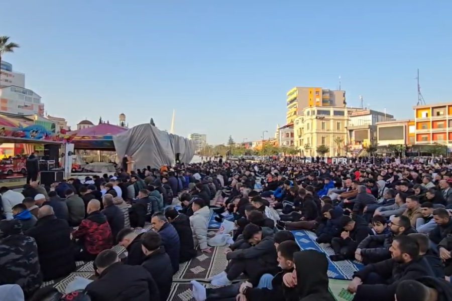 Fitër Bajrami në Fier, dhjetëra besimtarë bashkohen në shesh për faljen e namazit