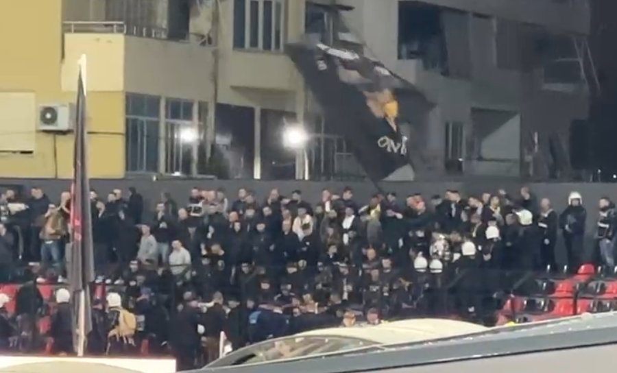 Përplasje verbale në stadiumin e Vlorës, tifozët e Elbasanit merren në mbrojtje nga policia