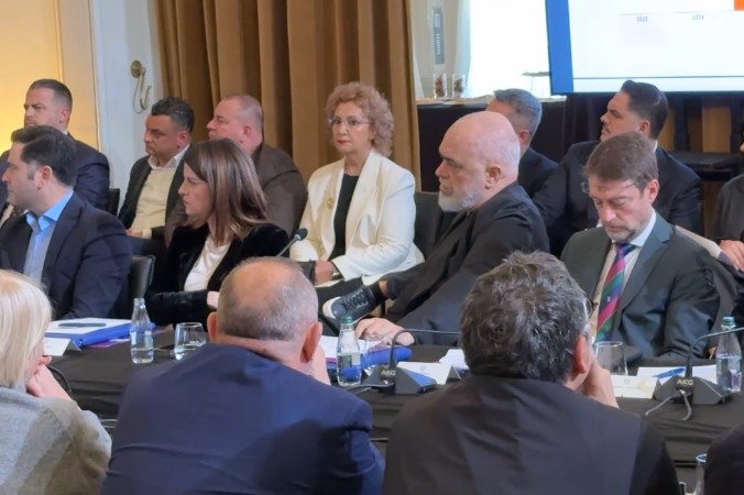 Mbledhja e grupit të PS dhe qeverisë, Rama debat me Spiropalin