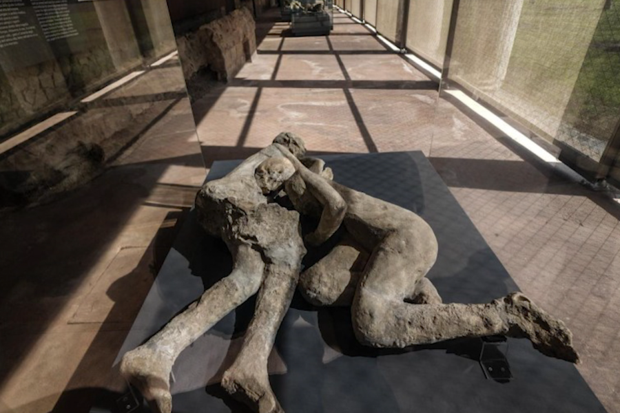“Gjurmë dhimbjeje” nga shpërthimi i Vezuvit, banorët e Pompeit shfaqen në pozicionet ku humbën jetën