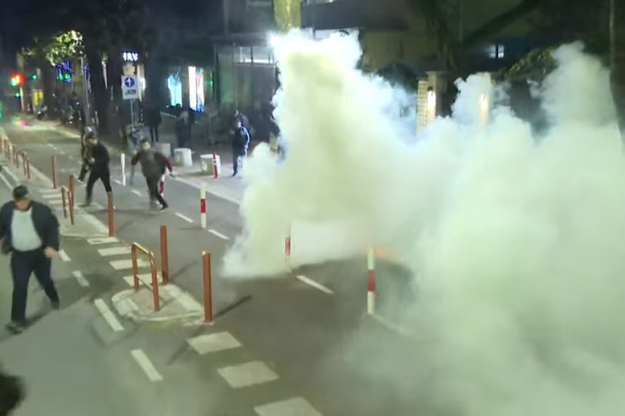 Ujë me presion dhe gaz lotsjellës ndaj protestuesve! Policia nuk i lejon të kalojnë drejt AKSHI-t, përplasen me Nokën