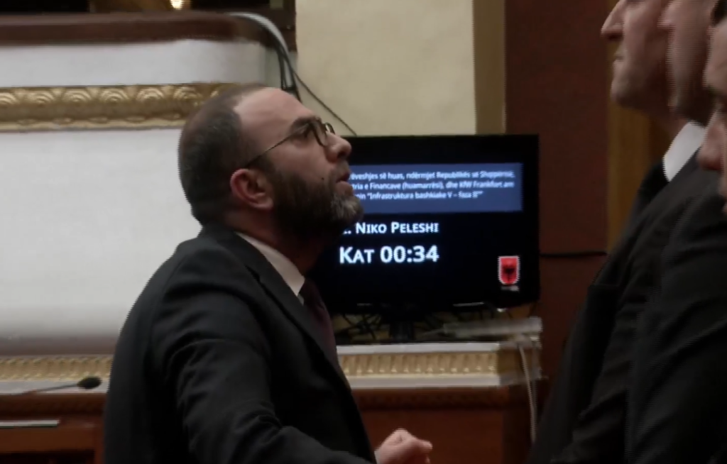 Përplasje mes Ballës dhe deputetëve opozitarë  Klevis Balliu tenton t i heqë mikrofonin