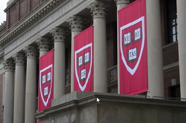 Administrata Trump padit Harvardin për diskriminim të studentëve hebrenj