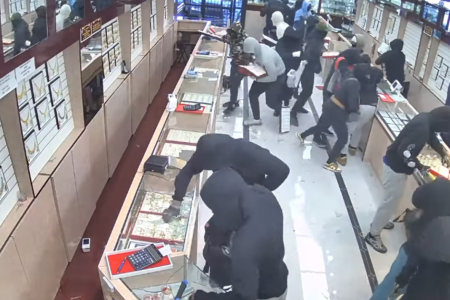 Video e grabitjes spektakolare, 1.5 milion $ bizhuteri të vjedhura në më pak se një minutë
