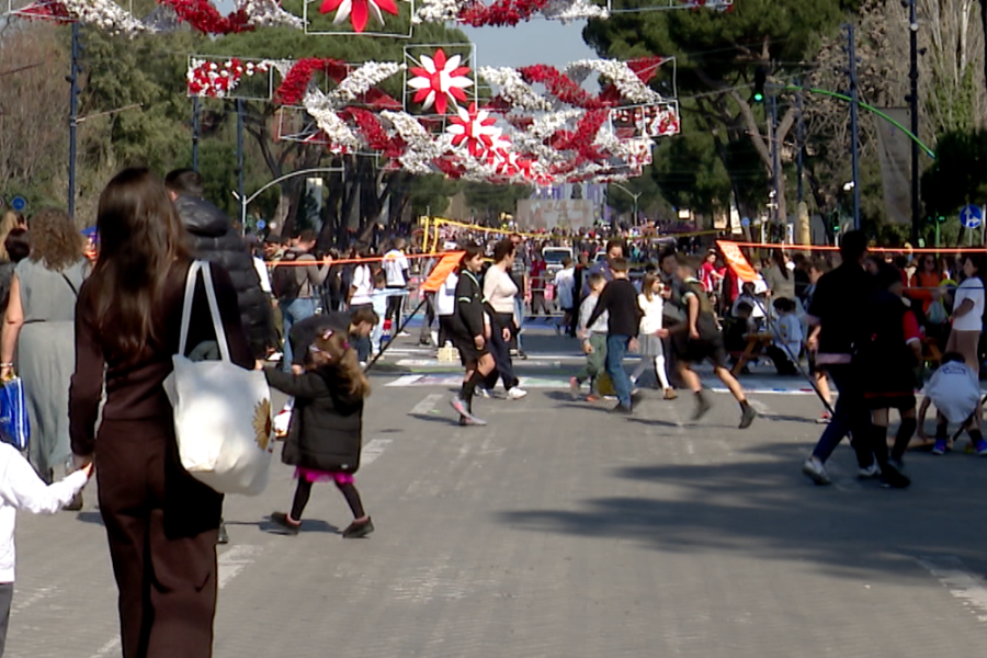 Atmosferë festive në kryeqytet, qindra qytetarë festojnë Ditën e Verës në Tiranë