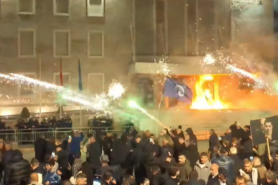 Pas molotovit dhe fishekzjarreve te kryeministria, protesutesit nisen drejt Bashkisë së Tiranës