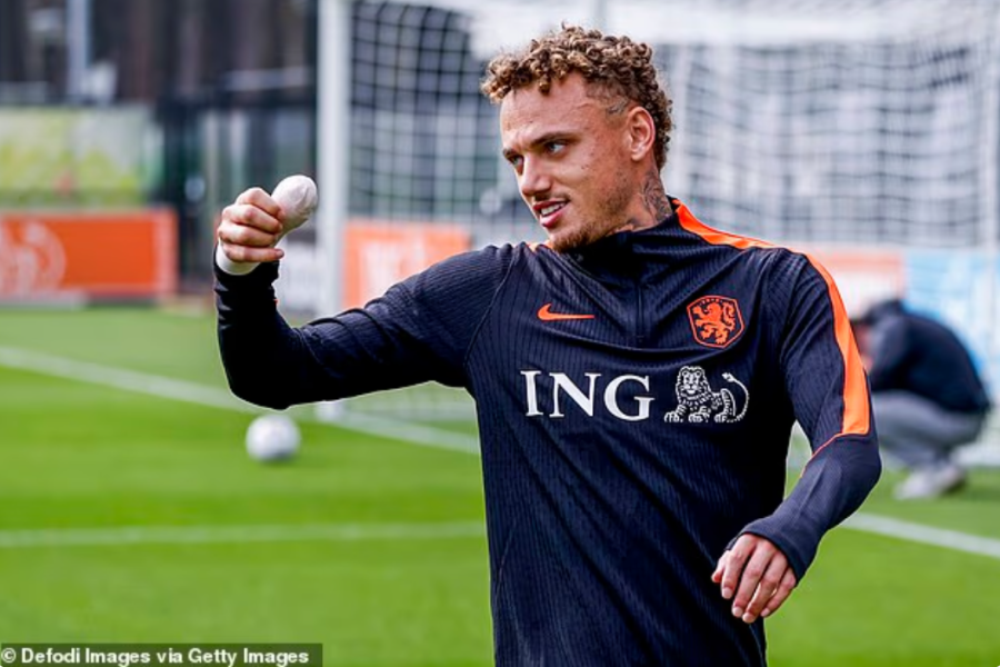 “Për fat luaj futboll me këmbë”, ylli holandez flet pasi preu gishtin te reklamat në fushë