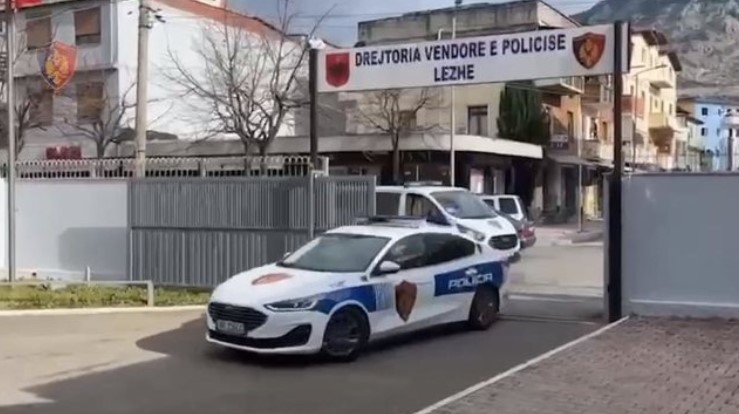 Po transportonin mallra pa dokumente, procedohen 2 persona