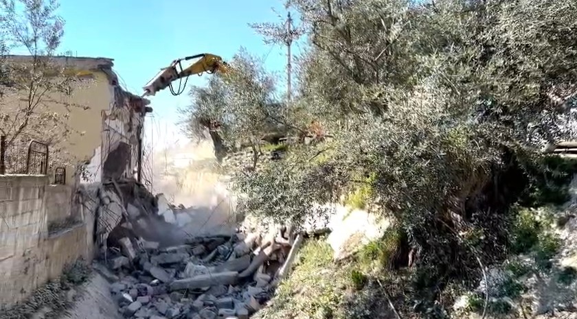 Vlorë, nis prishja e banesave të ndërtuara mbi kanalin e ujërave të shirave