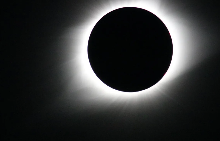 Pse ia vlen të udhëtosh për ‘eklipsin e shekullit’, astroturizmi po kulmon në Evropë dhe Afrikë