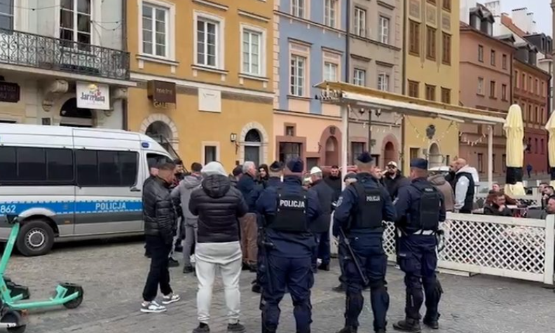 VIDEO/ Policia polake masa të rrepta ndaj tifozëve shqiptarë, u ndalon festimet dhe këngët