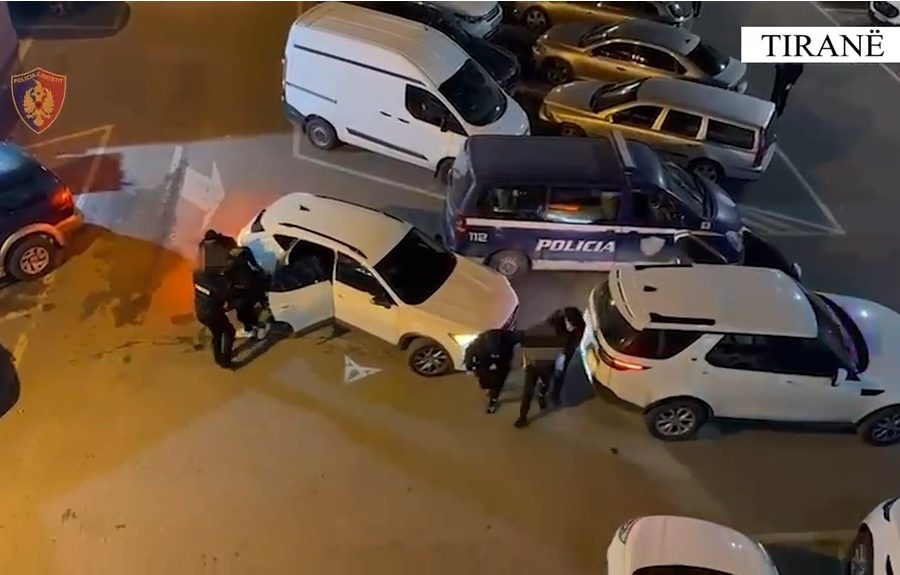 Lëvizte me makinë me qëllim shitjen e armës, në pranga 40-vjeçari në Tiranë! Arrestohet dhe pasagjeri