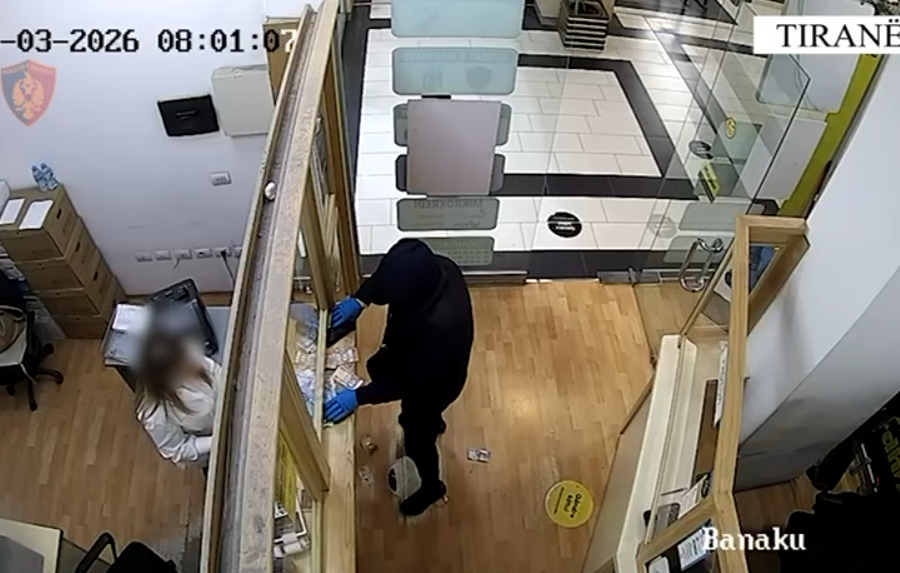 VIDEO/ Pamjet e grabitjes së pikës së këmbimit valutor, autori i drejton pistoletën punonjëses