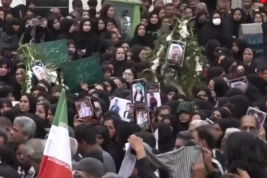 VIDEO/ Dhimbje dhe zemërim në Minab pas sulmit që vrau 165 nxënëse dhe stafin e shkollës në Iran