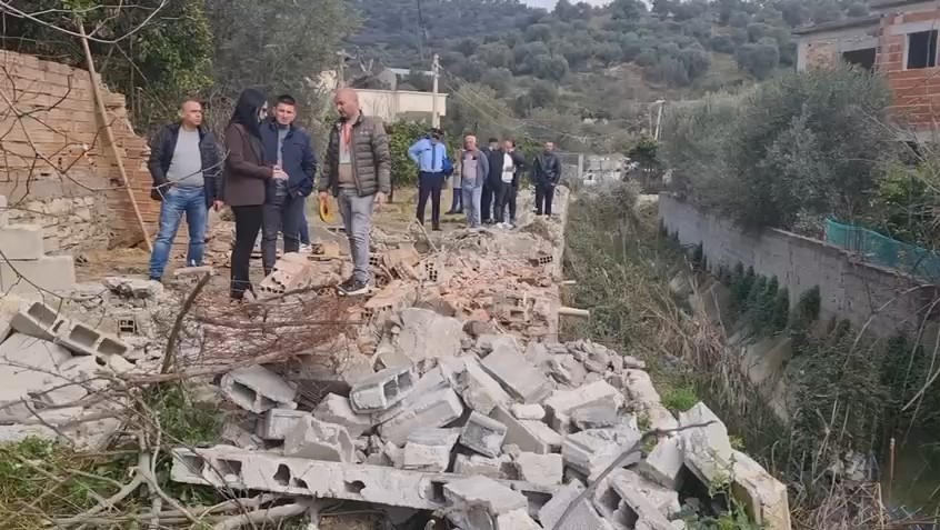 Vijon aksioni për lirimin e kanaleve në Vlorë, prishen muret e ndërtuara mbi kolektorët e ujërave