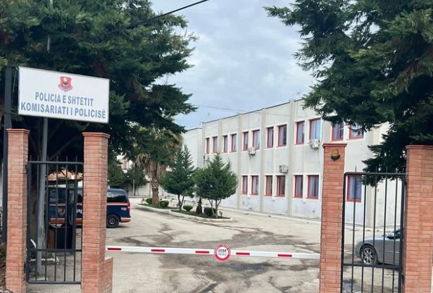 28-vjeçari në Kavajë futet me armë në lokal, kanos klientët dhe godet pronarin, arrestohet nga Policia