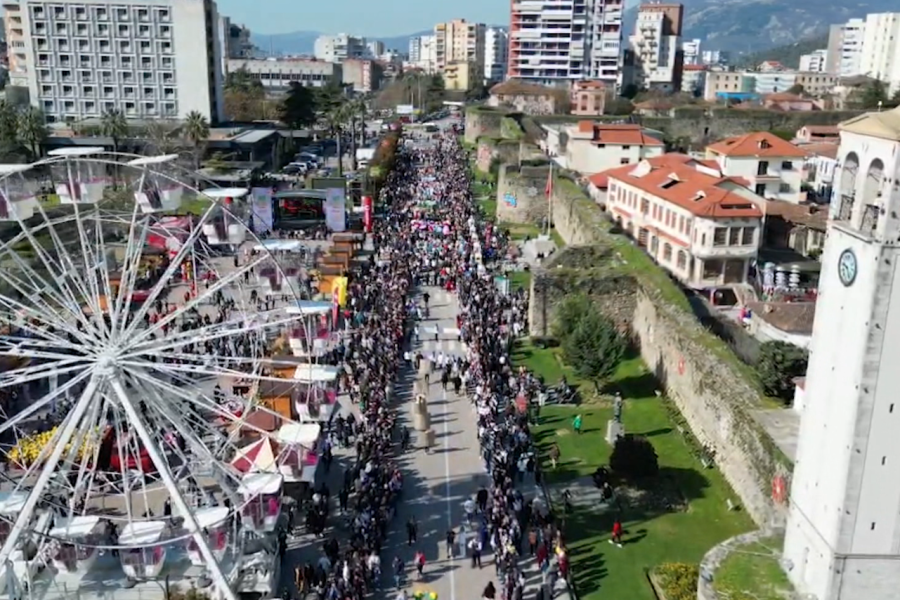 VIDEO/ Ballokume, ngjyra dhe argëtim për fëmijët, si u festua Dita e Verës në Elbasan