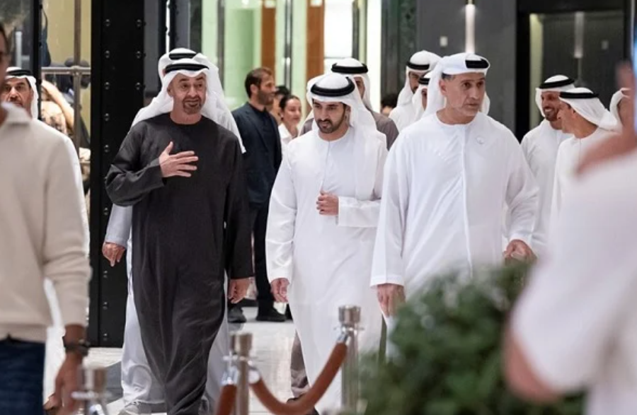 VIDEO/ Shëtitje dhe kafe mes blerësve në Dubai Mall, udhëheqësit e Emirateve të Bashkuara Arabe qetësojnë qytetarët