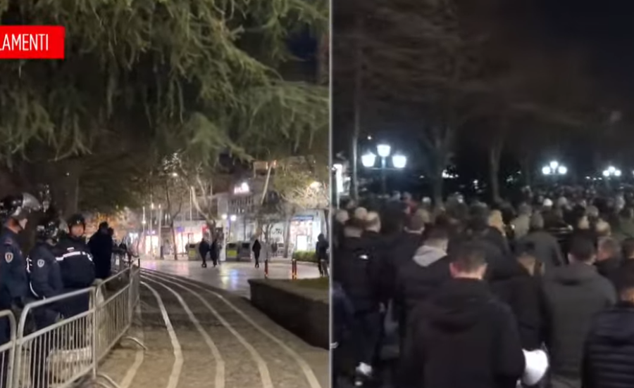 Protestuesit marshojnë në rrugët e Tiranës, si paraqitet situata