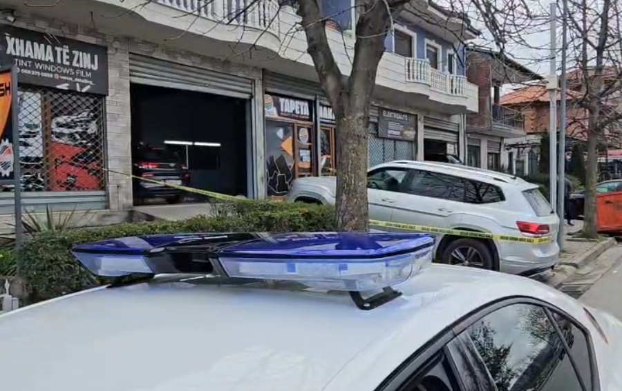 Detaje nga plagosja e trefishtë në biznesin e tapicerive, u përdorën dhe gërshërë