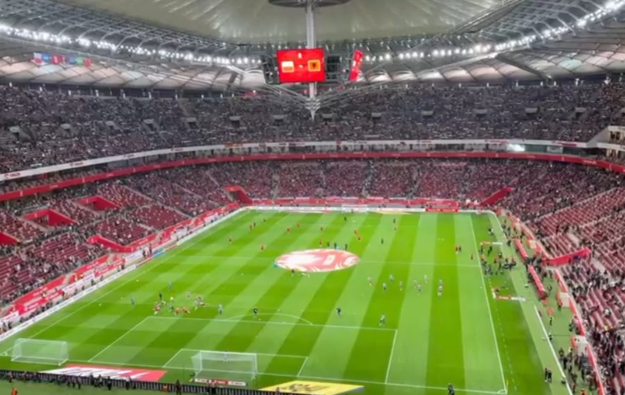 VIDEO/ Pamje nga brenda stadiumit, atmosferë elektrizuese në ndeshjen Poloni-Shqipëri
