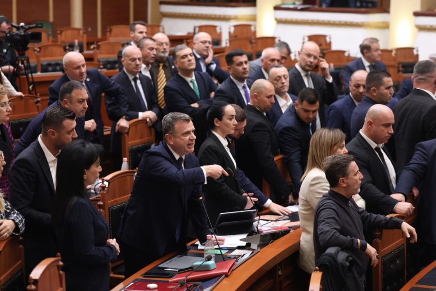 PS kërkon përjashtimin e Bardhit dhe Balliut: Penguan zhvillimin e seancës në Kuvend
