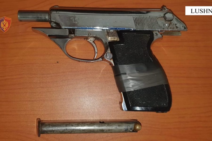 Lëvizte i armatosur në qytet, shpallet në kërkim 21-vjeçari, arrestohen 5 shokët e tij