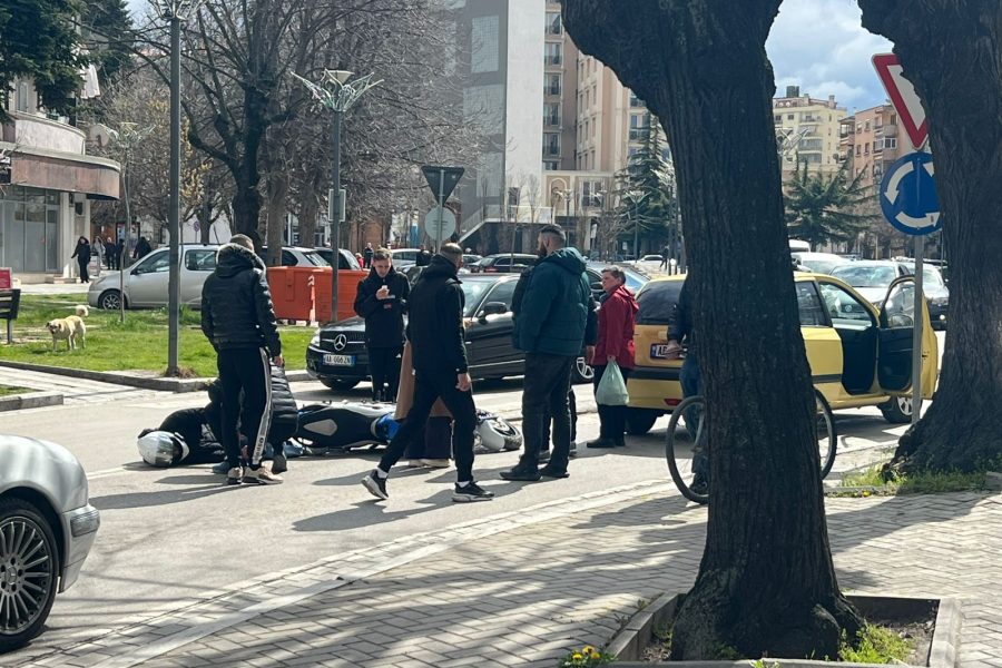 Aksident në Korçë, makina përplas motoçiklistin, një person i plagosur