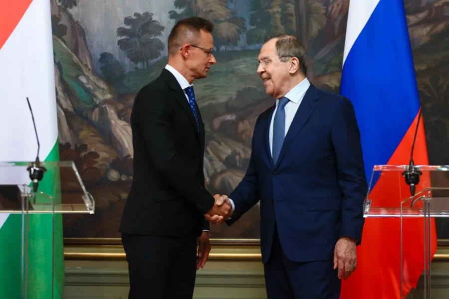 Zbardhet telefonata e përgjuar mes ministrit të jashtëm të Hungarisë dhe Lavrov