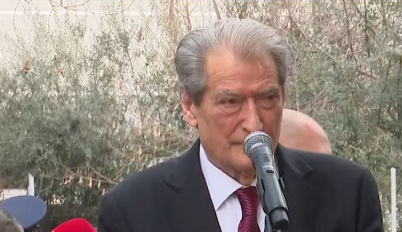 Berisha komenton përfshirjen e të huajve në goditjen me molotov në Vilën e Enverit