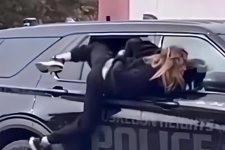 Arratisje e pazakontë në SHBA, gruaja me pranga në duar del nga dritarja e makinës së policisë! Ia mbath me vrap