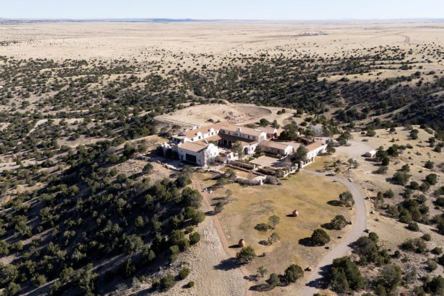 Autoritetet e New Mexico kontrolle në fermën “Zorro Ranch”, dikur ishte në pronësi të Epstein