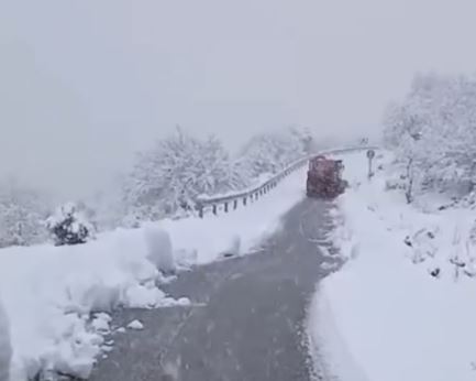 Gjirokastër, reshjet e borës rekomandohet përdorimi i zinxhirëve për automjetet në rrugët rurale
