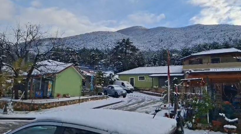 Dimri rikthehet në Qarkun e Elbasanit, dëborë deri në 25 cm në zonat malore