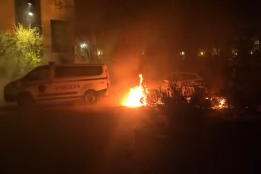 VIDEO/Protesta e opozitës: Makina e policisë përfshihet nga flakët para godinës së PS-së