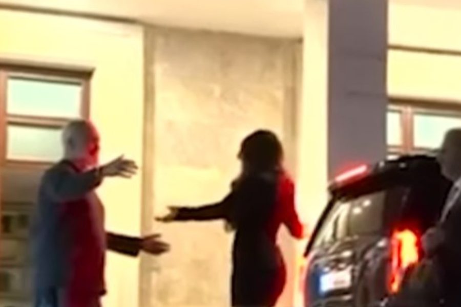 VIDEO/ Rama takim me ambasadoren amerikane në Greqi, Kimberly Guilfoyle