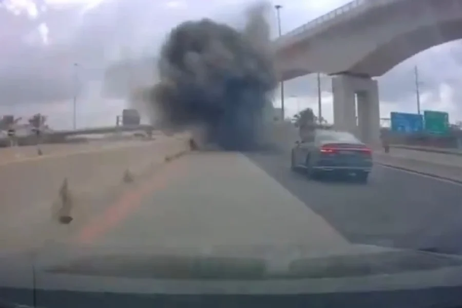 VIDEO/ Mbetjet e raketës bien në një autostradë në Izrael, momenti kur makina kalon mes tymit të zi: Ndalo