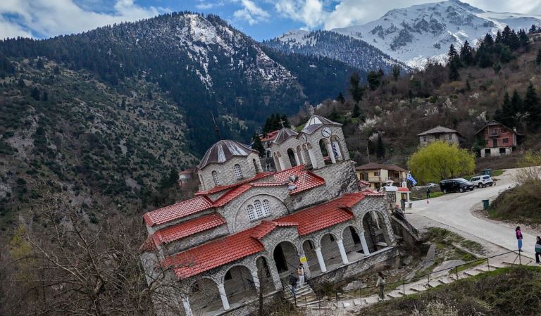 Më e pjerrët se Kulla e Pizës, kisha në Greqi që po “sfidon” ligjet e gravitetit
