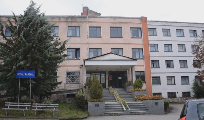 Foshnja 2-muajshme në gjendje të rëndë në Pediatrinë e Korçës, dyshohet nga kequshqyerja