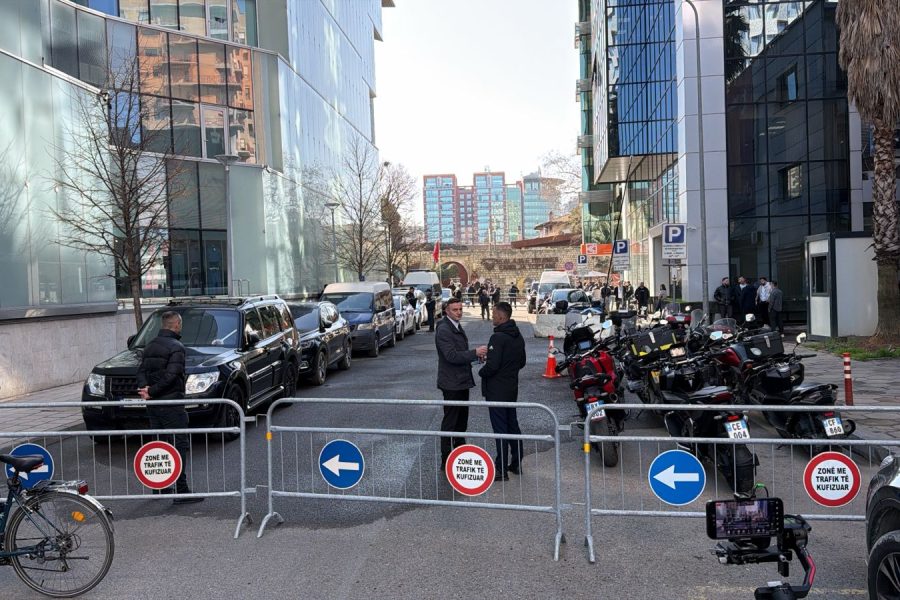 Kordonë sigurie tek ish-godina e PD, Garda kontrolle të imtësimshme deputetëve të opozitës