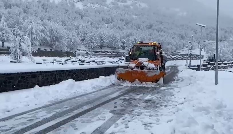 Veriu zgjohet nën dëborë, rrugët mbeten të kalueshme