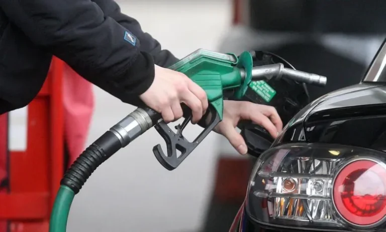 Çmimi i naftës bie nën 76 dollarë për fuçi, nën nivelin e para luftës në Iran