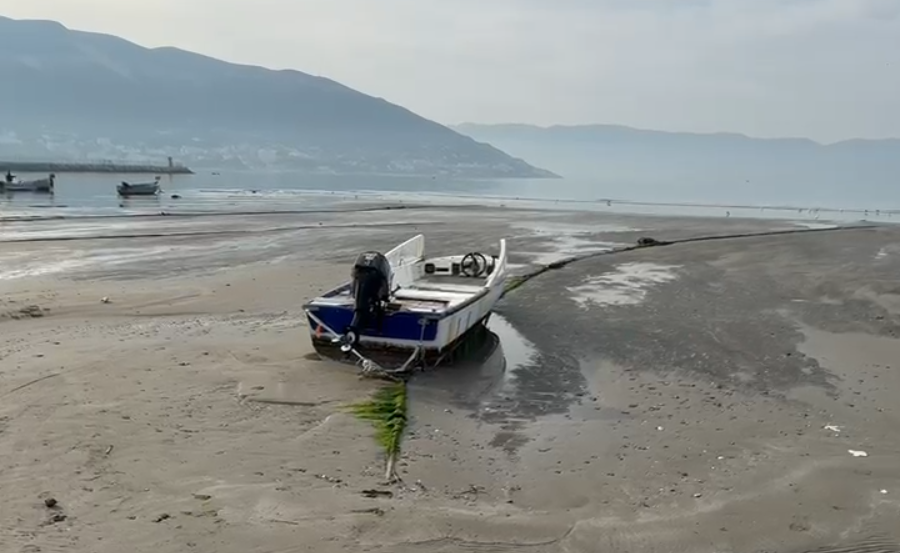 Zbatica në Plazhin e Vjetër, tërhiqet uji i detit mbi 10 metra nga vija bregdetare në Vlorë