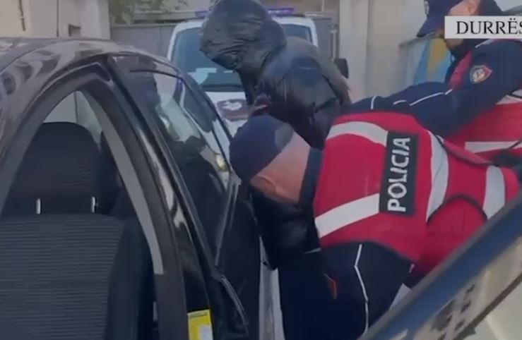 Qarkullonte me pistoletë në Durrës, arrestohet 28-vjeçari! Rezultonte i dënuar për vrasje