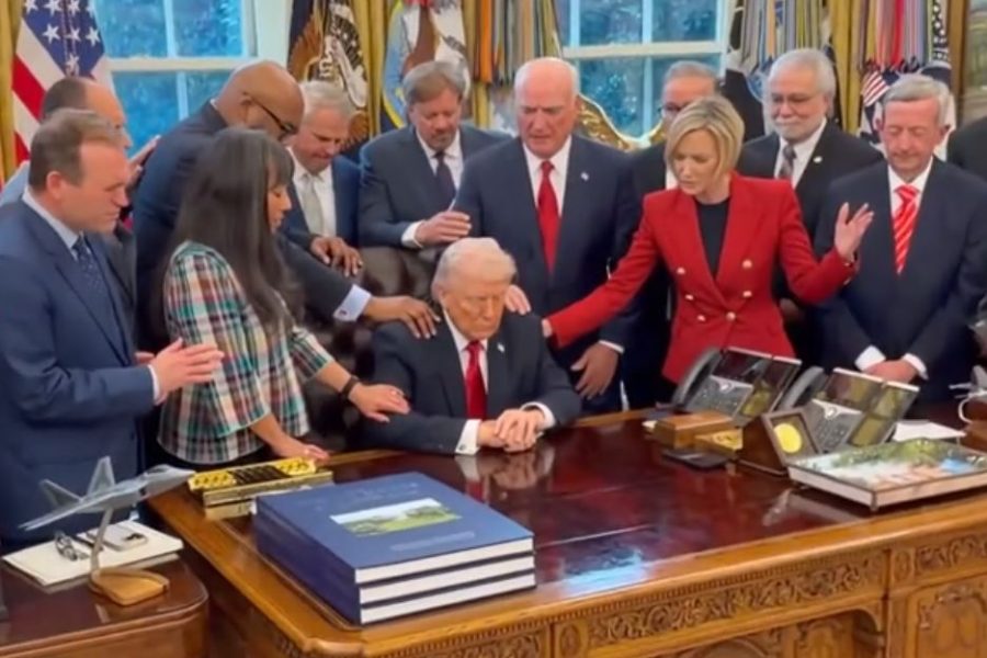 Duart mbi supe, udhëheqësit fetarë luten për Trump në Zyrën Ovale