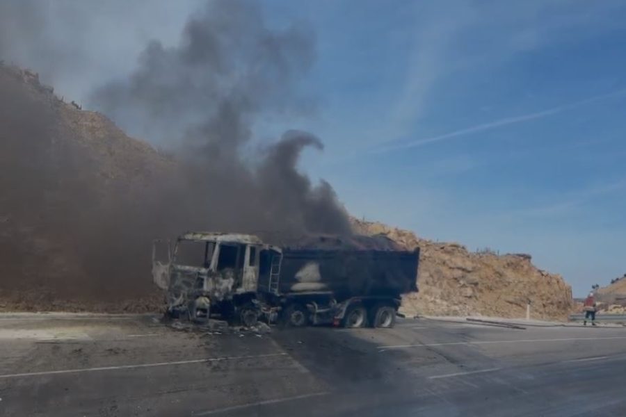VIDEO/ Përfshihet nga flakët një mjet i tonazhit të rëndë në Vlorë