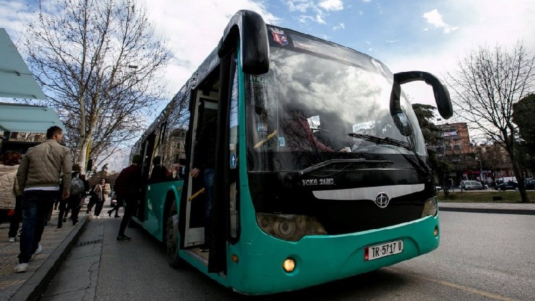 Dyshohet se ngacmoi një grua dhe një të mitur në autobus, arrestohet 44-vjeçari në Tiranë