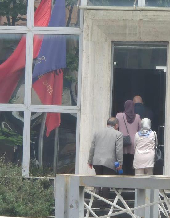 Raportimet për gra me shami që tentonin të afronin të miturit në Tiranë  policia reagim zyrtar  FOTO 
