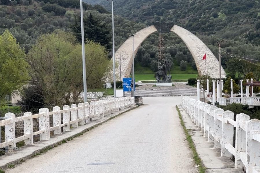 Ura e Drashovicës drejt shembjes, banorët e fshatit paralajmërojnë izolimin
