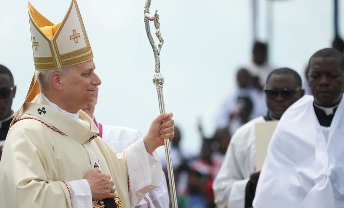 Papa Leo viziton Angolën, pritet nga besimtarë të shumtë